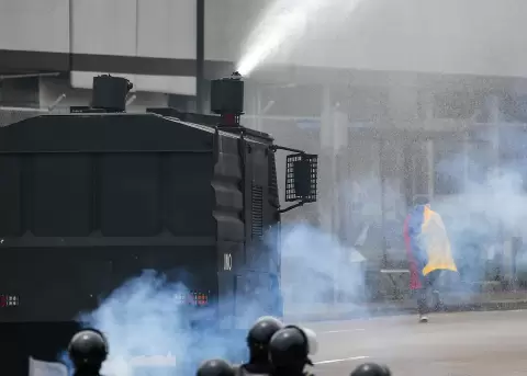 Polic�as y manifestantes se enfrentan durante una protesta el domingo 12 de octubre de 2025, en Quito.