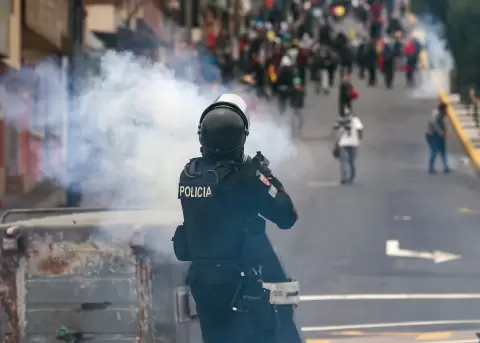 Un polic�a se enfrentan con manifestantes durante una protesta en Quito.