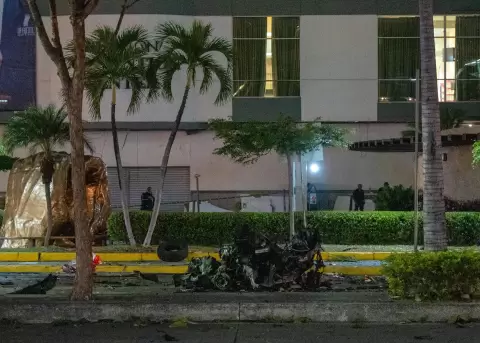 Un muerto, varios heridos y da�os materiales tras la explosi�n de un veh�culo frente al Mall del Sol, en Guayaquil.