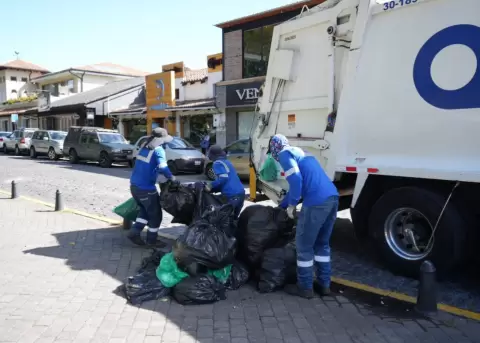 Personal de Emaseo, en Quito.