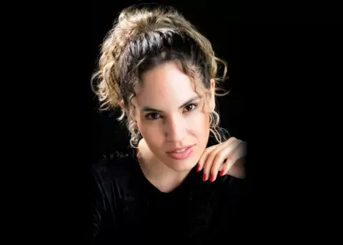 La cantante y actriz ecuatoriana marca su regreso musical  con una bachata pop que combina emoci�n, ritmo y reflexi�n sobre amores imposibles.