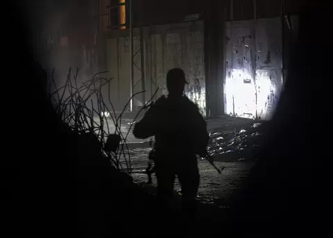 Combatientes palestinos de las Brigadas Izz ad-Din al-Qassam de Hamas custodian los veh�culos del Comit� Internacional de la Cruz Roja.