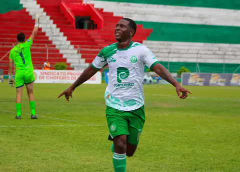 Bryan Angulo, delantero de Liga de Portoviejo.