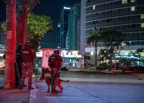 La Polic�a custodia un centro comercial donde explot� un veh�culo, en Guayaquil.
