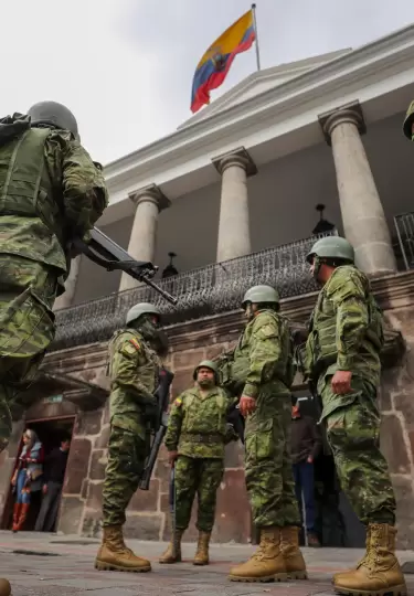 Soldados ecuatorianos patrullan en los alrededores del Palacio de Carondelet, en Quito (Ecuador), el 9 de enero de 2024.