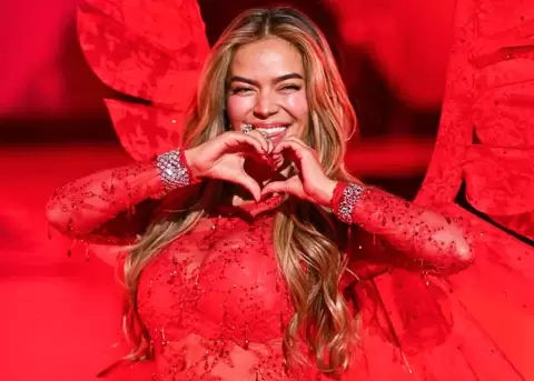 Con "Latina Foreva", Karol G recorri� toda la pasarela, realizando pasos de reguet�n caracter�sticos de su estilo.