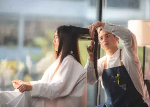 Un buen corte de cabellon te ayuda en tu autoestima.