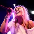 Amaia Montero se queda atrapada bajo el escenario en su concierto en Madrid