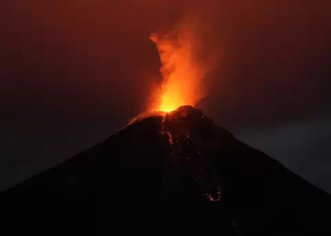 Volc�n El Reventador mantiene alerta naranja por alta actividad eruptiva en Napo