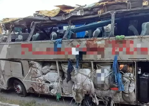 un autob�s accidentado la noche del viernes en una autov�a federal, entre los municipios de Paranatama y Salo�.