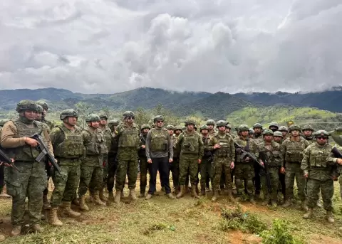 El ministro de Defensa, Gian Carlo Loffredo, junto a miembros del ej�rcito en la zona de Buenos Aires, Imbabura.