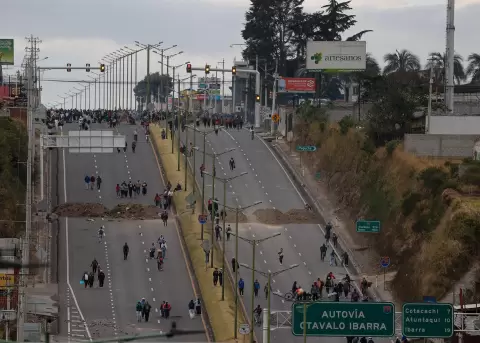 Bloqueos viales durante una manifestaci�n en Otavalo, Imbabura.