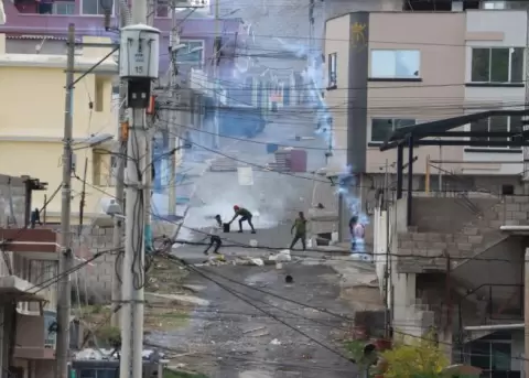 Fuertes enfrentamientos entre manifestantes, la polic�a y el ej�rcito en el sector de San Miguel del Com�n, en la Panamericana Norte.