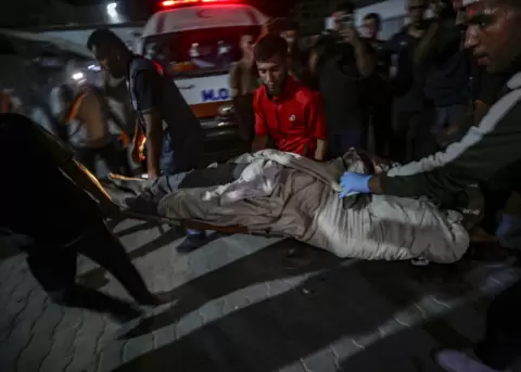 Llegada de un cuerpo al hospital Al Shifa tras un bombardeo israel� en Gaza el 19 de octubre de 2025.