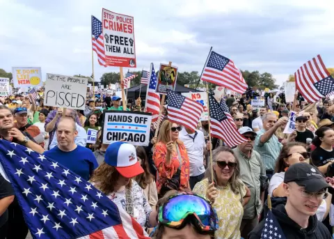 Decenas de manifestantes participan de la jornada de protestas antigubernamentales denominada "No Kings" ("No queremos reyes"), en Chicago EE.UU.