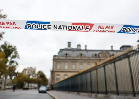 Cord�n policial en el Museo del Louvre el 19 de octubre de 2025.