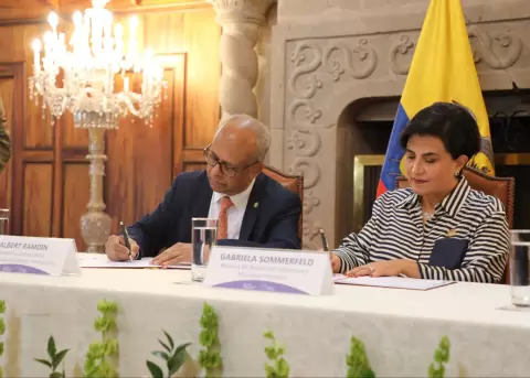 Albert Ramdin, secretario general de la OEA, y la canciller ecuatoriana, Gabriela Sommerfeld.