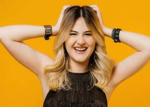 Mar Rend�n prueba otra faceta art�stica con 'Pero no tanto'.