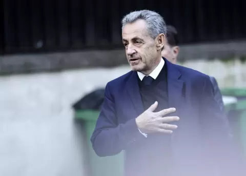 El expresidente franc�s Nicolas Sarkozy abandona su casa para ingresar en la prisi�n de La Sant�, en Par�s, Francia, el 21 de octubre de 2025.