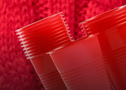 Tecnolog�a 3D: una estudiante transforma vasos pl�sticos en hilo para sacos.