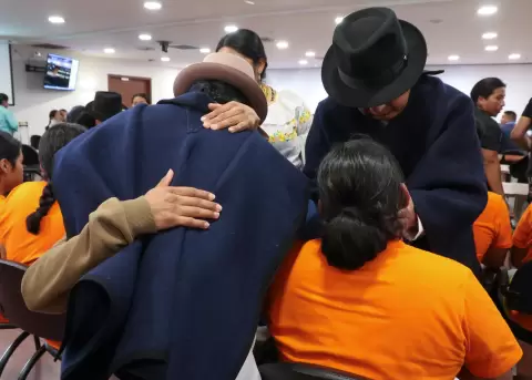 Integrantes de 'Los 12 de Otavalo', procesados por terrorismo, asisten a una audiencia este martes, en el Complejo Judicial de Quito.