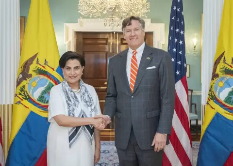 La canciller de Ecuador, Gabriela Sommerfeld, junto al subsecretario de Estado de Estados Unidos, Christopher Landau.