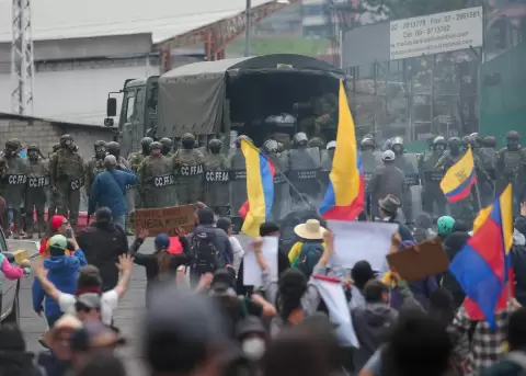 Manifestantes se enfrentan con la Polic�a de Ecuador durante una protesta en Quito (Ecuador).