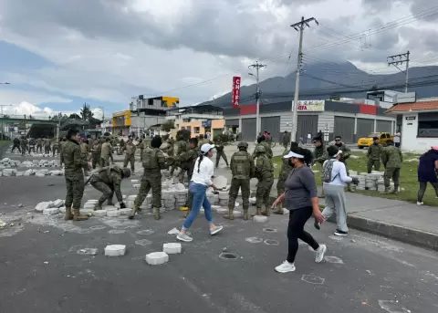 Tras el anuncio del fin del paro ind�gena, las autoridades ejecutan labores de limpieza y despeje en distintos tramos de Imbabura y Pichincha