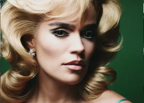 La cantante destac� con un maquillaje y peinado que sus fan�ticos nunca hab�an visto en ella.