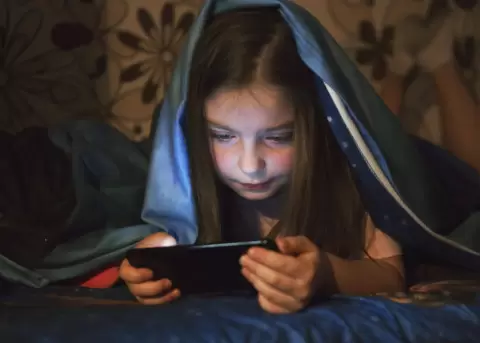 Ni�ez digital: entre la conexi�n constante y la desconexi�n emocional.