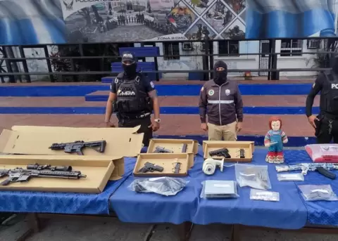 Armas modificadas incautadas en Dur�n.