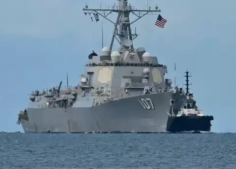 El destructor USS Gravely frente a la costa de Puerto Espa�a.