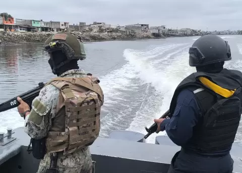 Imagen referencial de personal de la Armada del Ecuador en un operativo en el Golfo de Guayaquil, el 25 de octubre de 2025.