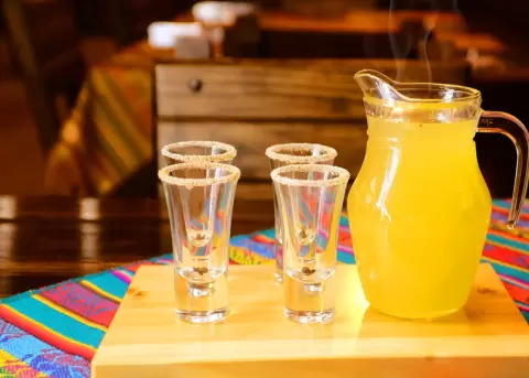 El canelazo es una bebida caliente que se la toma en Fiestas de Quito.