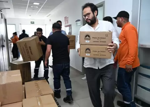 �dgar Lama, presidente del Consejo Directivo del IESS, en la entrega de medicinas.