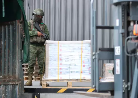 Un militar custodia los paquetes electorales de la Consulta Copular y Refer�ndum 2025.