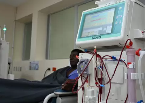 El IESS debe dejar de ser prestador de servicios de salud, propone el presidente Daniel Noboa.