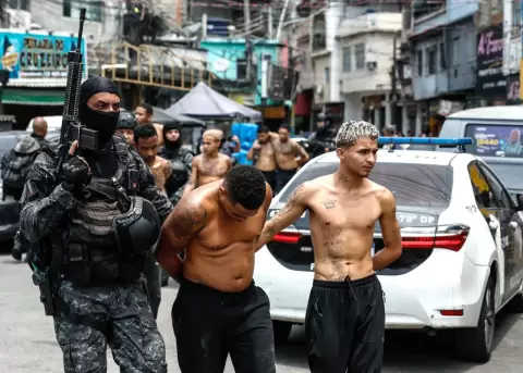 M�s de 2.500 polic�as civiles y militares participan en la Operaci�n Contenci�n que se realiza en los complejos de Alem�o y Penha.