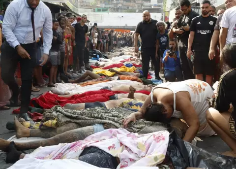 Una mujer llora frente a cuerpos sin vida en una calle este mi�rcoles, 29 de octubre, en R�o de Janeiro (Brasil).