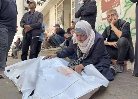 Un mujer gazat� llora la muerte de un familiar este mi�rcoles, 29 de octubre de 2025, en Gaza.