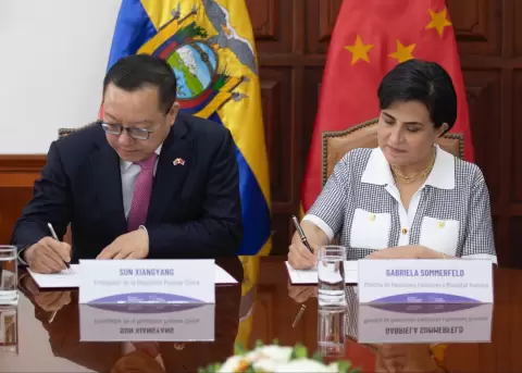 Sun Xiangyang, embajador de China, y Gabriela Sommerfeld, canciller de Ecuador.