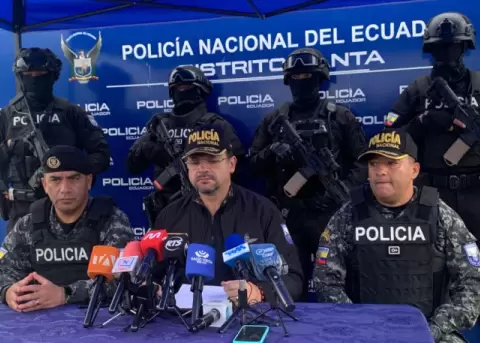 El ministro del Interior, John Reimberg, da una rueda de prensa desde la UVC de Manta, el 30 de octubre de 2025, sobre el operativo contra Los Pepes.