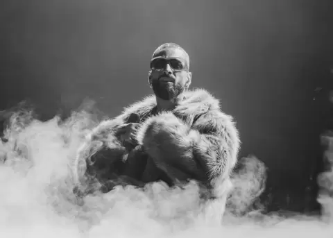 Maluma debuta como presentador en los Latin Grammys.