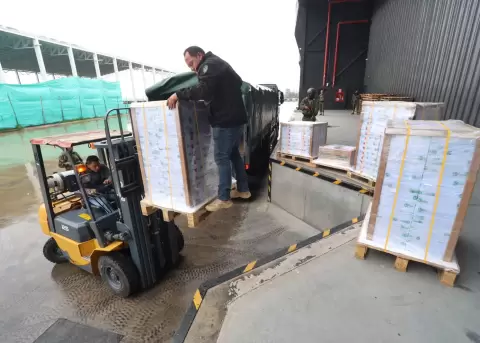 El CNE despacha los paquetes electorales al exterior para el refer�ndum y consulta popular del 16 de noviembre