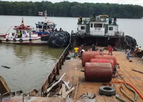 Gabarra Isla Pun� es recuperada tras su hundimiento en el norte de Esmeraldas