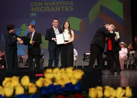 Noboa anuncia incentivos y programas laborales durante encuentro con ecuatorianos en Nueva York