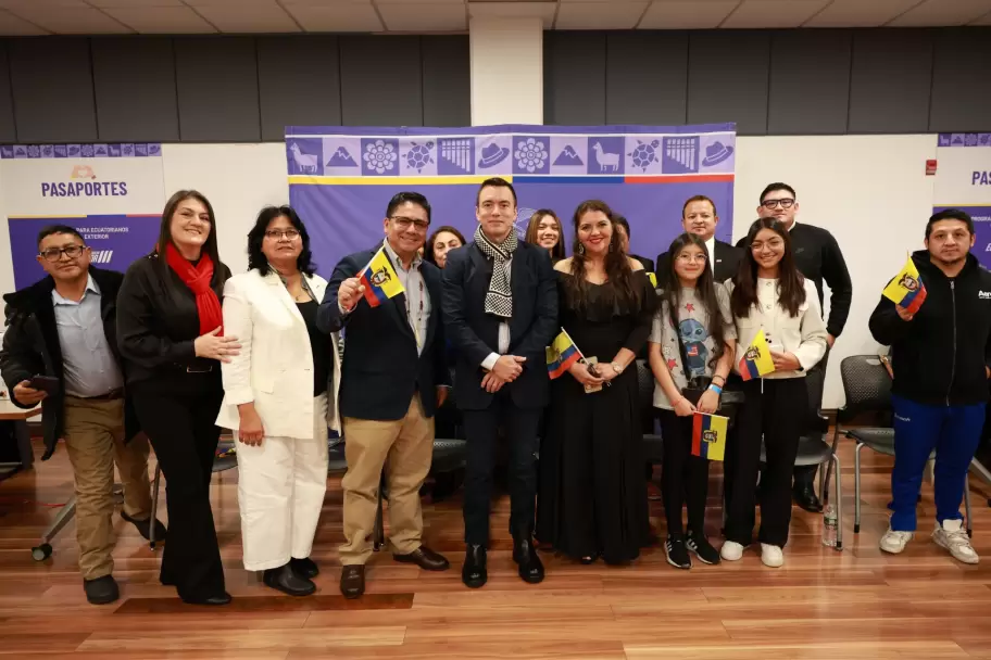 EL presidente de la república Daniel Noboa, visitó el Consulado Móvil de Ecuador en NY y mantuvo un encuentro con migrantes donde condecoró a ciudadan