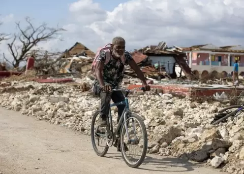 Fotograf�a del 31 de octubre de una persona pasando por una calle destruida tras el paso del hurac�n Melissa, en Black River (Jamaica). EFE/ Orlando B
