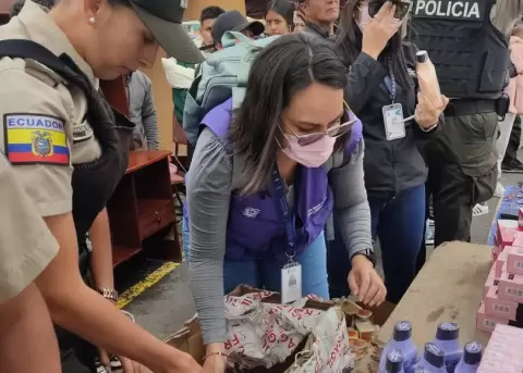 Arcsa decomisa m�s de 4.500 cosm�ticos irregulares en un mercado del sur de Quito