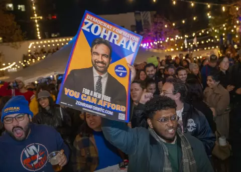 Simpatizantes de Zohran Mamdani celebran luego de conocer su triunfo para la alcald�a de Nueva York, este 4 de noviembre de 2025.